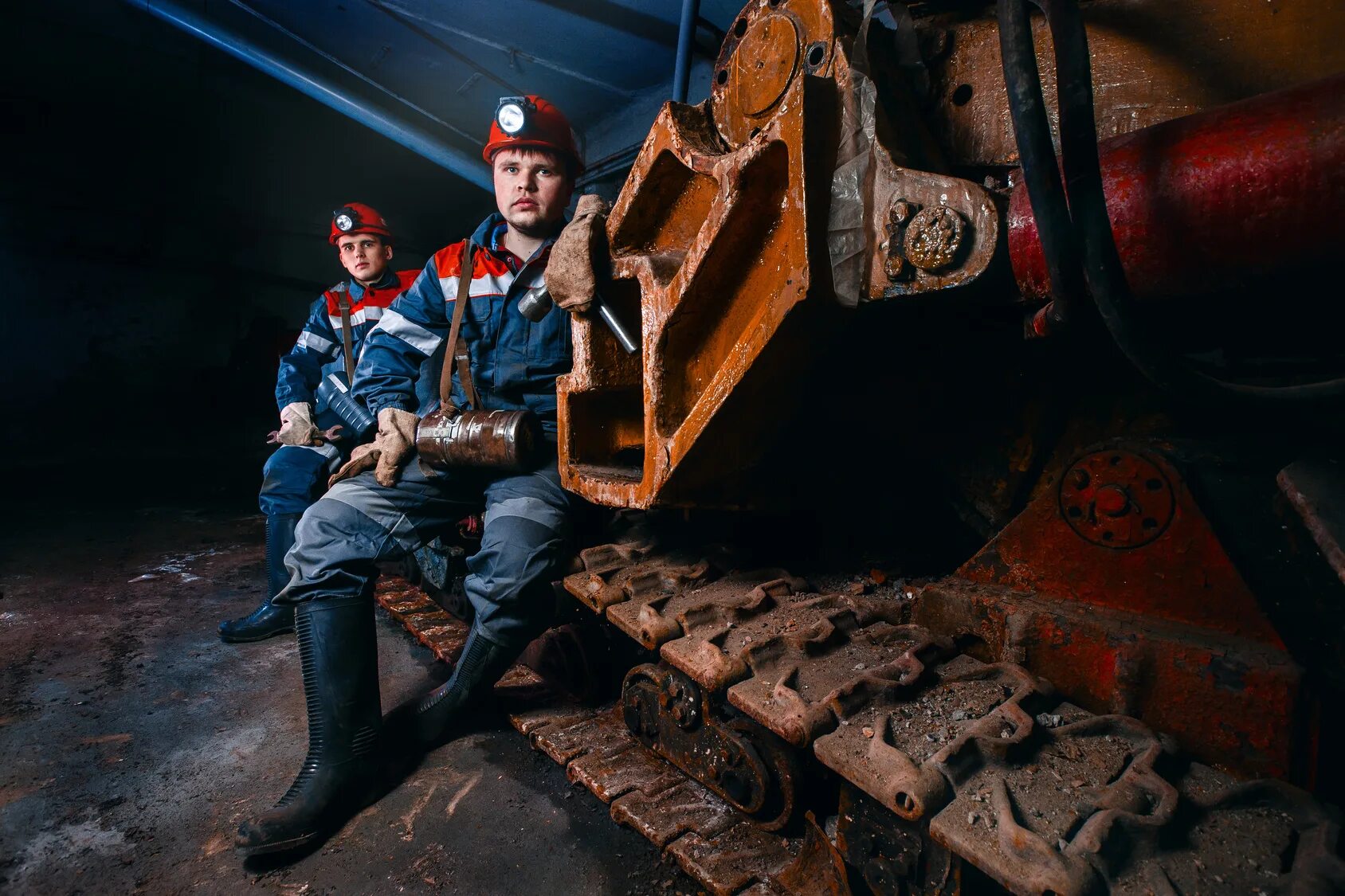 Шахта южная высокогорский гок. Подземные выработки. Шахта есаульская новокузнецк отдел кадров. Сколько будет стоит в шахтах. Шахтный комплекс поверхности шахты.