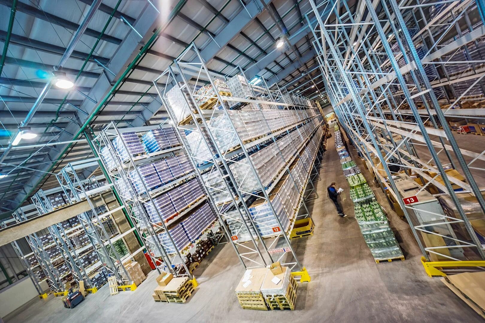 Сотрудник склада. Компания русский свет тверь. Кес логистик тверь фото. Оператор склада ozon. Логист тверь.