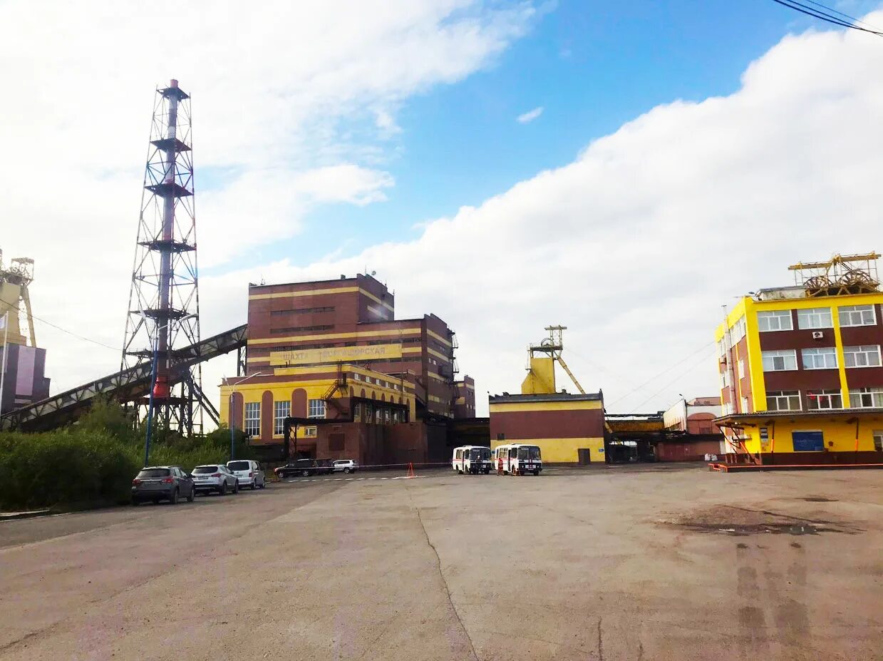 Шахта заполярная воркута. Угольная шахта воргашорская. Шахты г воркута. Шахта 40 воркута. Шахта октябрьская воркута.