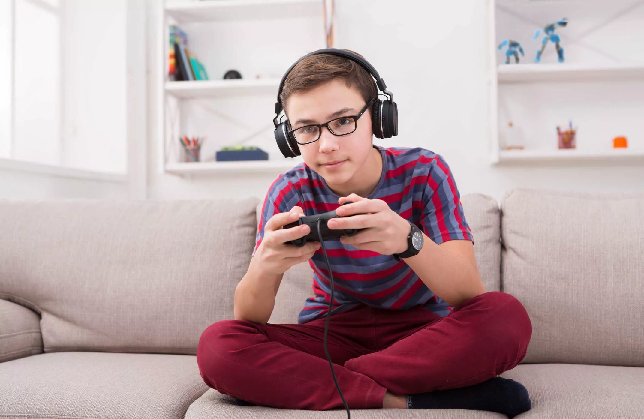 I play games every day. Подросток с джойстиком. Мальчик с джойстиком. Подросток играет в компьютерные игры. Подростки играющие в компьютерные игры.