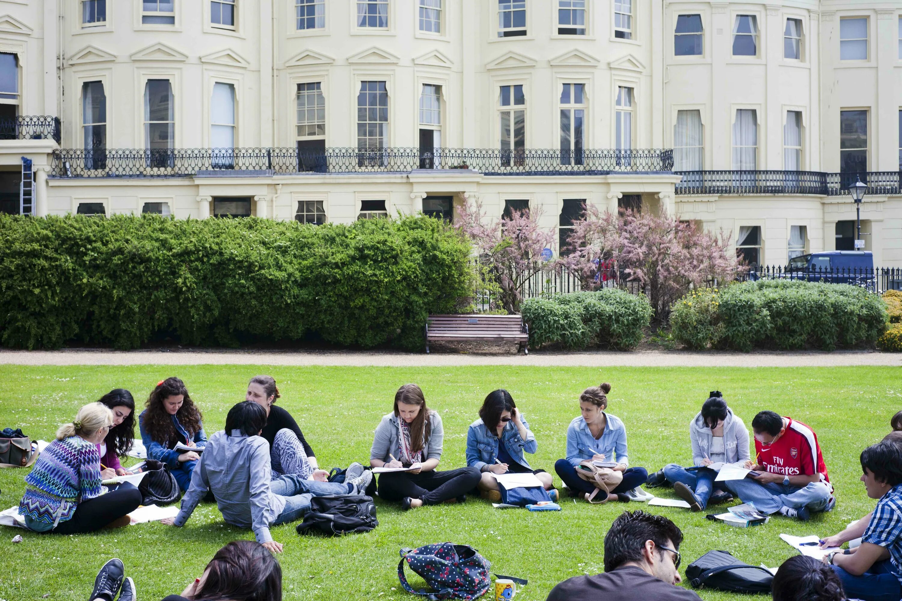 Оксфорд Инглиш скул. Школа: Oxford College International, London. Оксфорд школа английского языка в Англии. Oxford International College ученики. Famous person from oxford