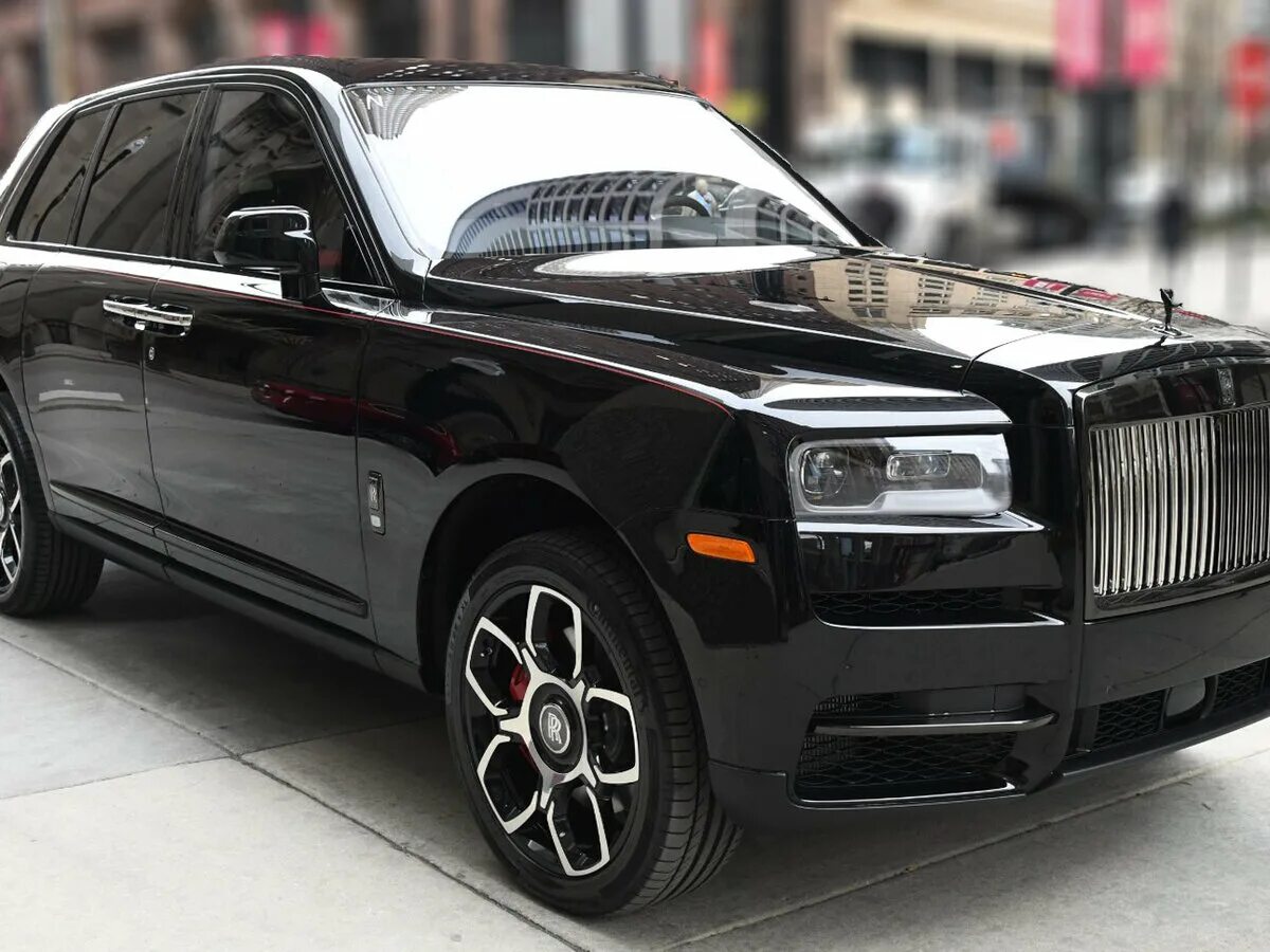 Rolls cullinan цена. Rolls Royce Cullinan черный. Rolls Royce Cullinan 2020 черный. Rolls Royce Cullinan Black badge. Rolls Royce Cullinan Black badge 2020.
