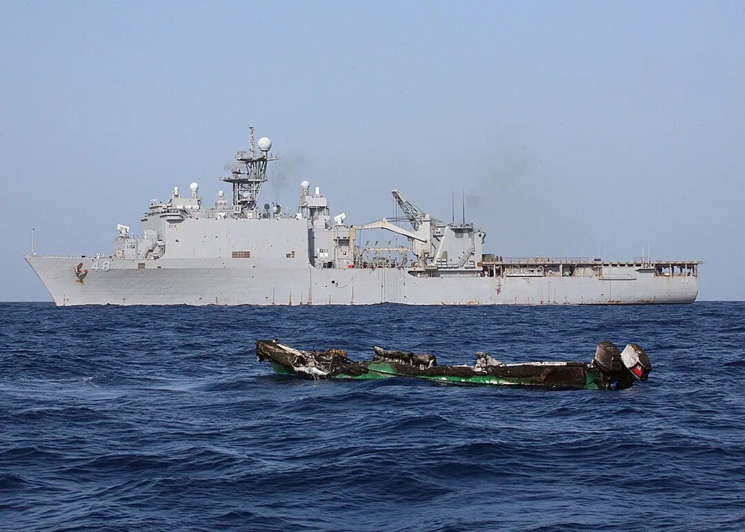 Нападение на корабль. Пираты 21 века Сомали. Корабль пиратов Сомали. Пиратство в Сомали. Сомалийские пираты напали на военный корабль.