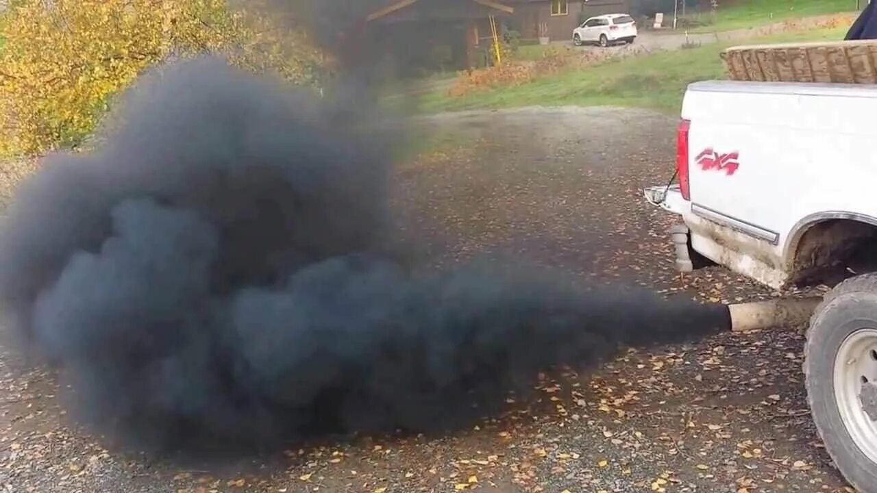 Сизый дым 4d35. Чёрный дым из выхлопной трубы. Сизый дым из выхлопной трубы. Черный дым из машины.