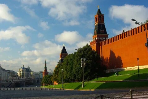 Утро красит ярким светом стены древнего