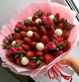 Клубника в шоколаде с цветами