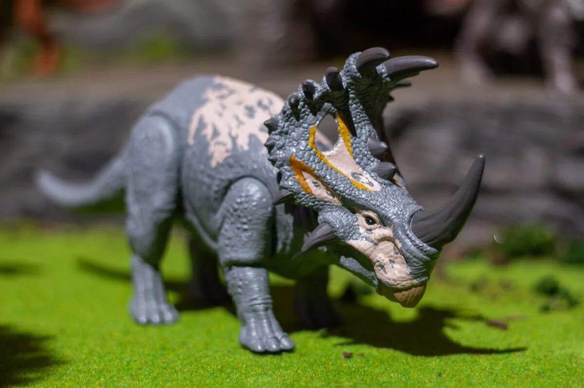 Синоцератопс. Мир юрского периода игрушки тарбозавр. синоцератопс jurassic world. синоцератопс mattel jurassic world. синоцератопс jurassic world игрушка.