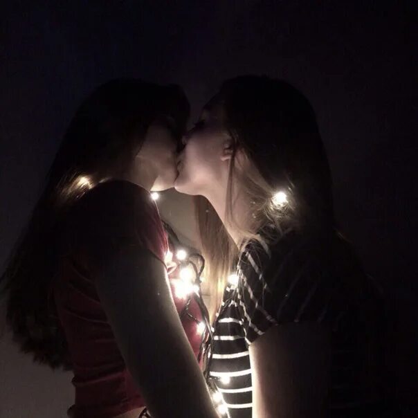 Две девушки любовь. Подруги. Поцелуй девушек. Поцелуй двух девушек без лица. Лизбиянки года