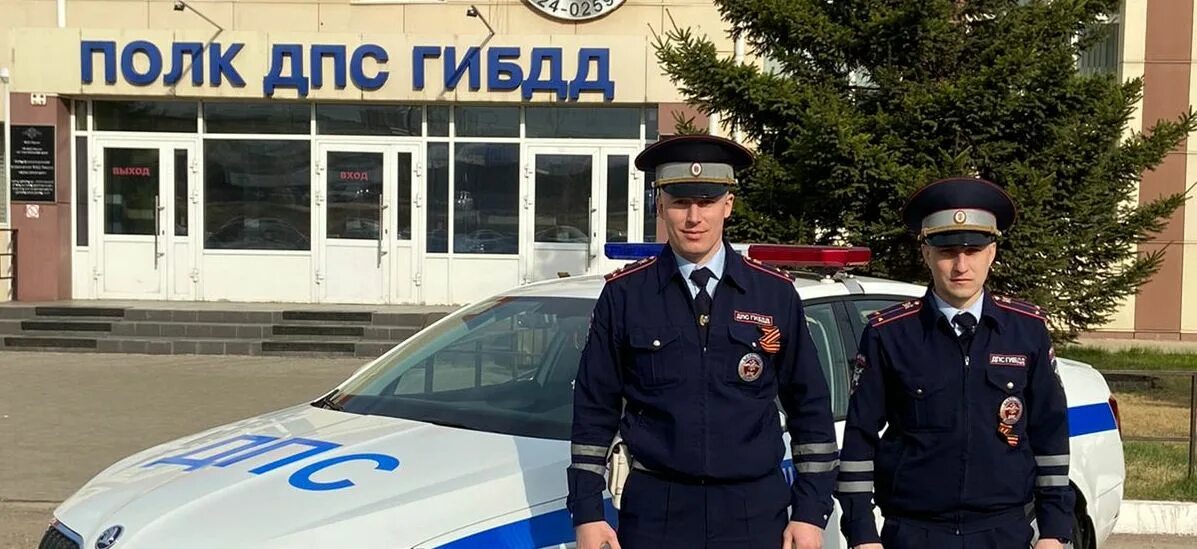 полиция оказывает первую помощь.