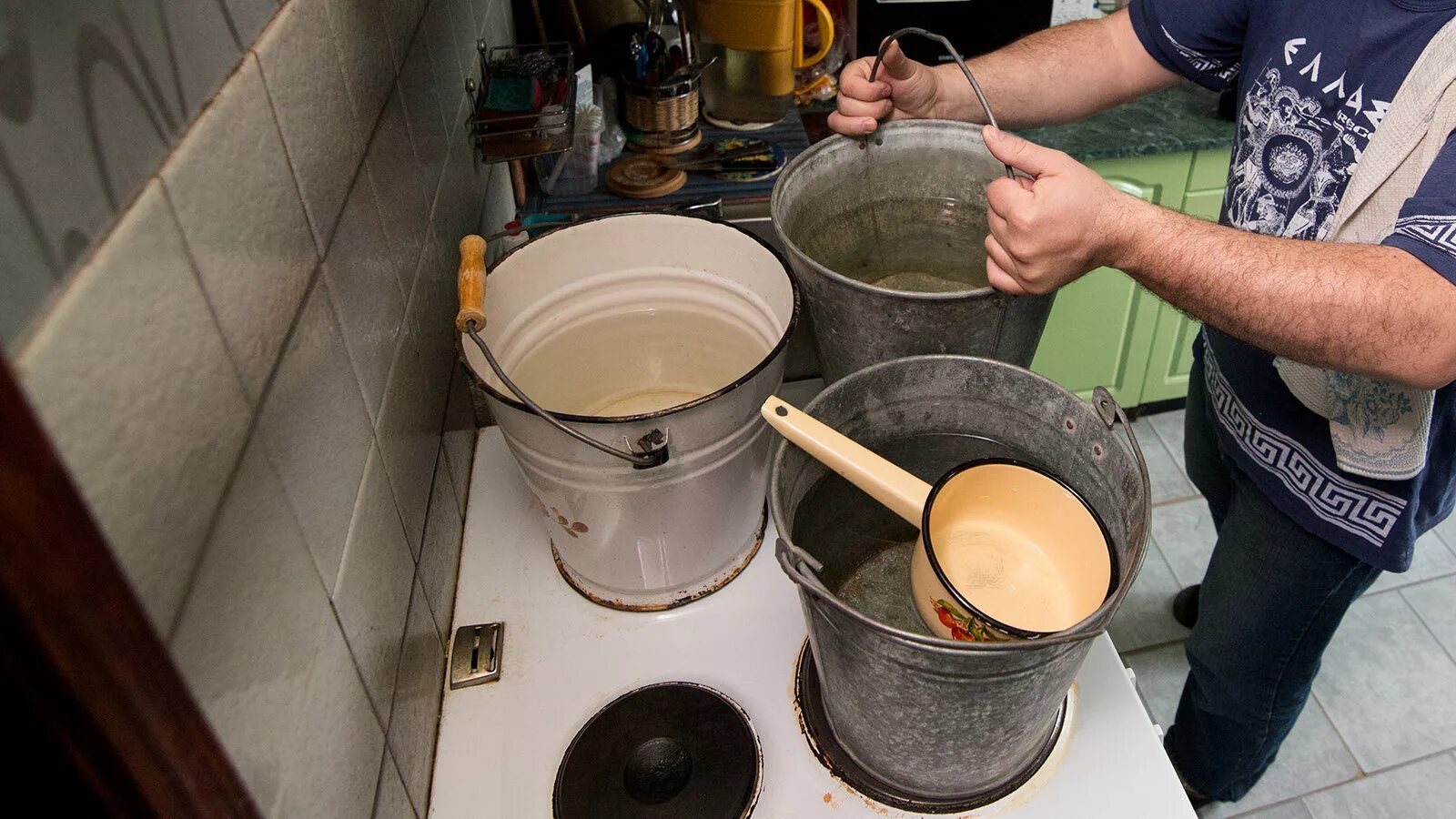 Без горячей воды. Горячая вода. Греть воду в кастрюле. Греем воду в кастрюлях.