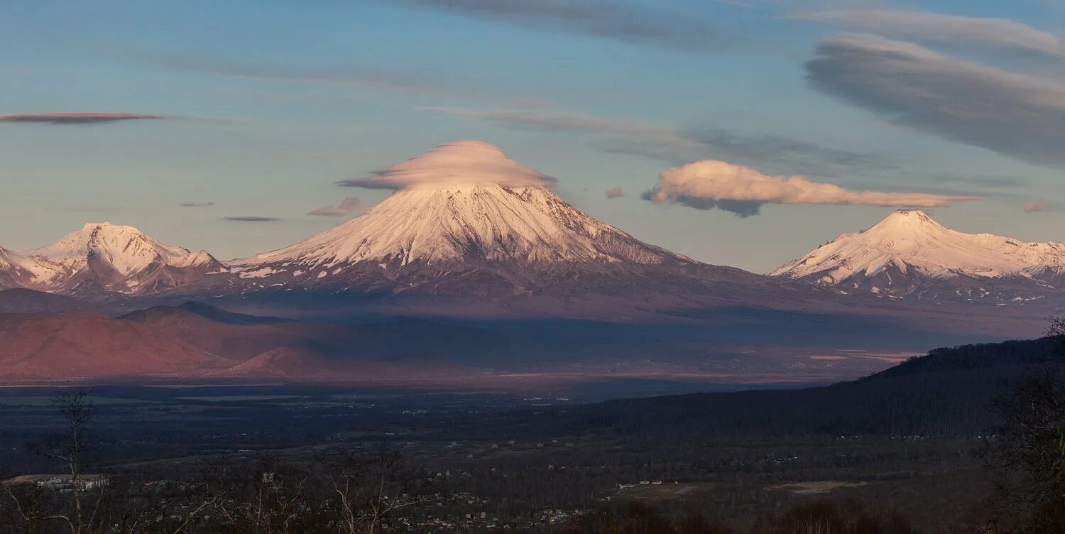 Петропавловск-камчатский авачинский вулкан. Авачинская сопка петропавловск-камчатский. Петропавловск-камчатский вулканические сопки. Петропавловск-камчатский корякский вулкан. Камчатские вулканы.