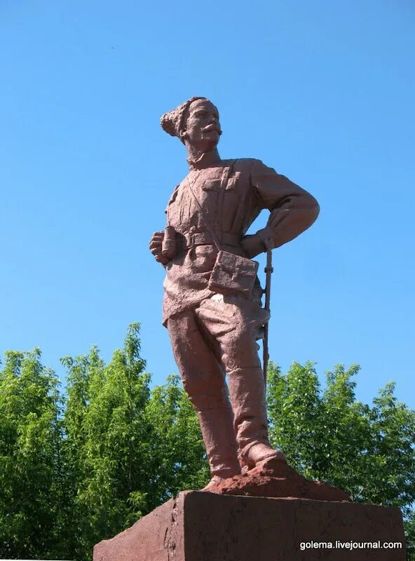 Чапаев самарская область. Чапаев памятник в Чапаевске. Памятник в.и. Чапаеву в г.Чапаевск.