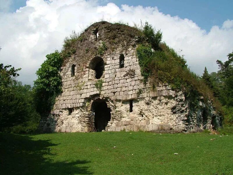 Храм амбара абхазия. Мюссерский храм Гудаута. Мюссера Абхазия храм. Абхазия Гудаута достопримечательности.