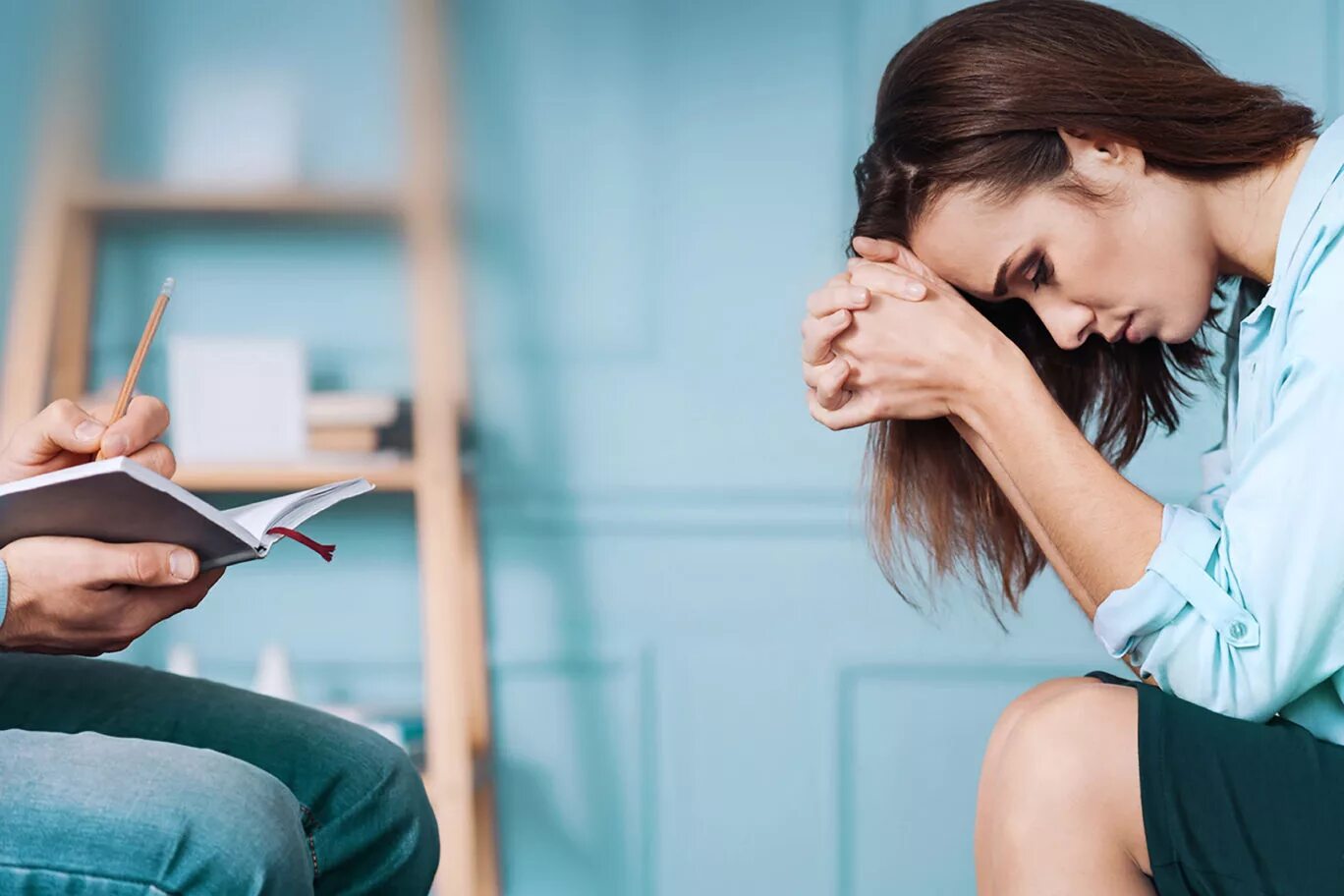 Консультация психолога. Индивидуальная консультация. Психологическое консультирование. Первая психологическая консультация. Женщина психолог.