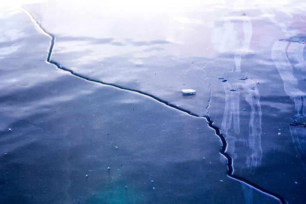 Трещины на льду. Треснувший лед. Лед на реке. Лед трескается. Без трещин