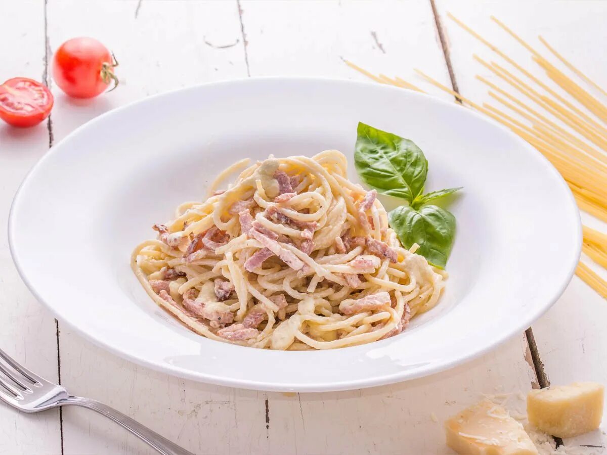 Паста карбонара. Паста карбонара Милти. Паста карбонара «pasta alla Carbonara». Паста карбонара с беконом. Карбонара рецепт с беконом классический в домашних