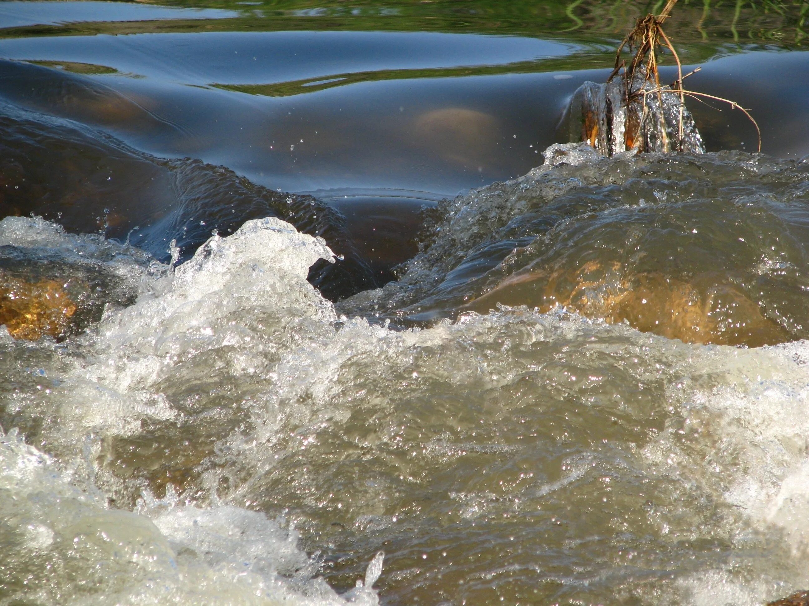 Вода в реках всегда. Бурливая река. Бурная вода. Бурление воды. Бурлящая река.