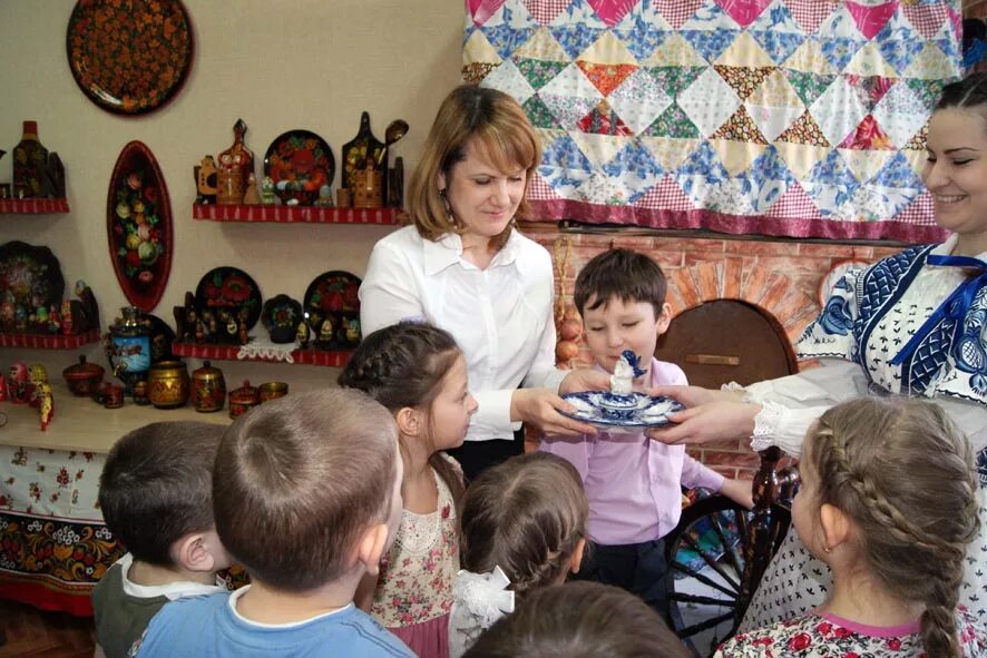 Мини музей Мордовская изба в детском саду. Экскурсии в детском саду. Детский сад на экскурсии в музее. Экскурсии в ДОУ. Сценарий экскурсии в музей