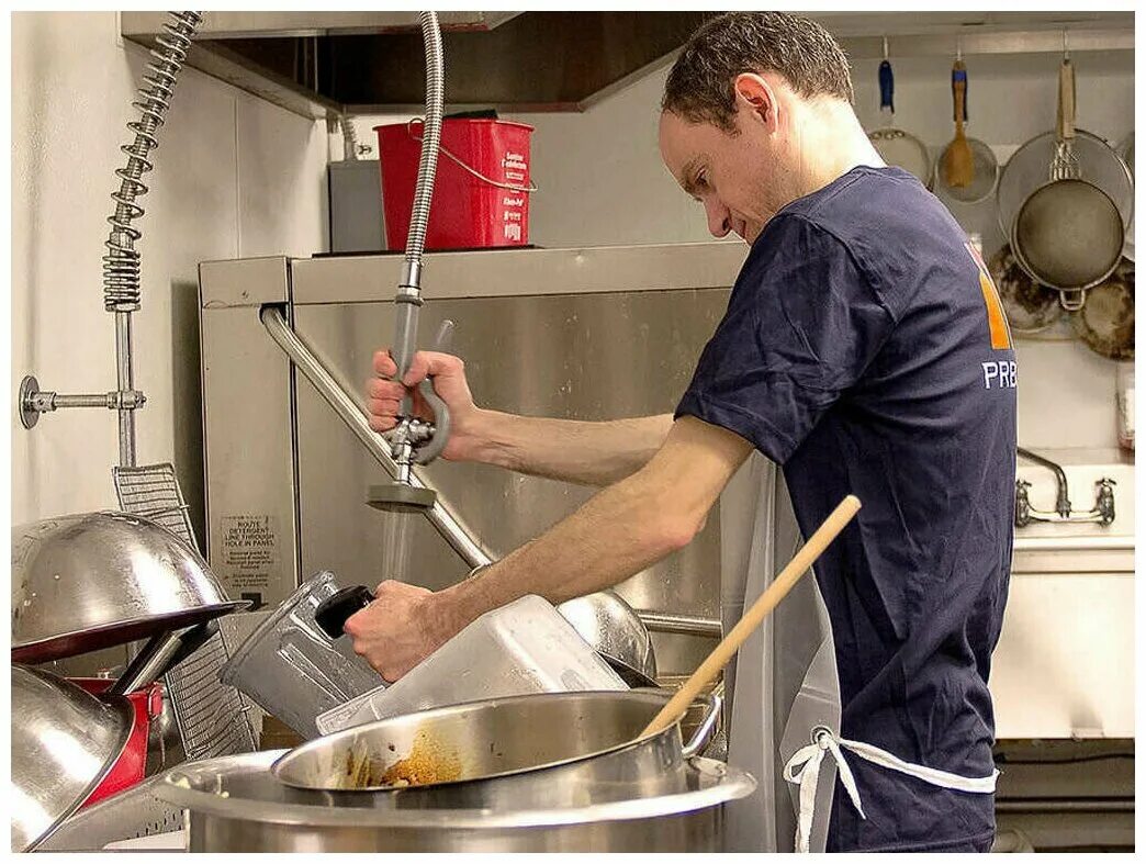 Мытье посуды. Ищем мойщицу посуды. Уборка посуды. Мытая посуда. Уборщица посудомойщица.