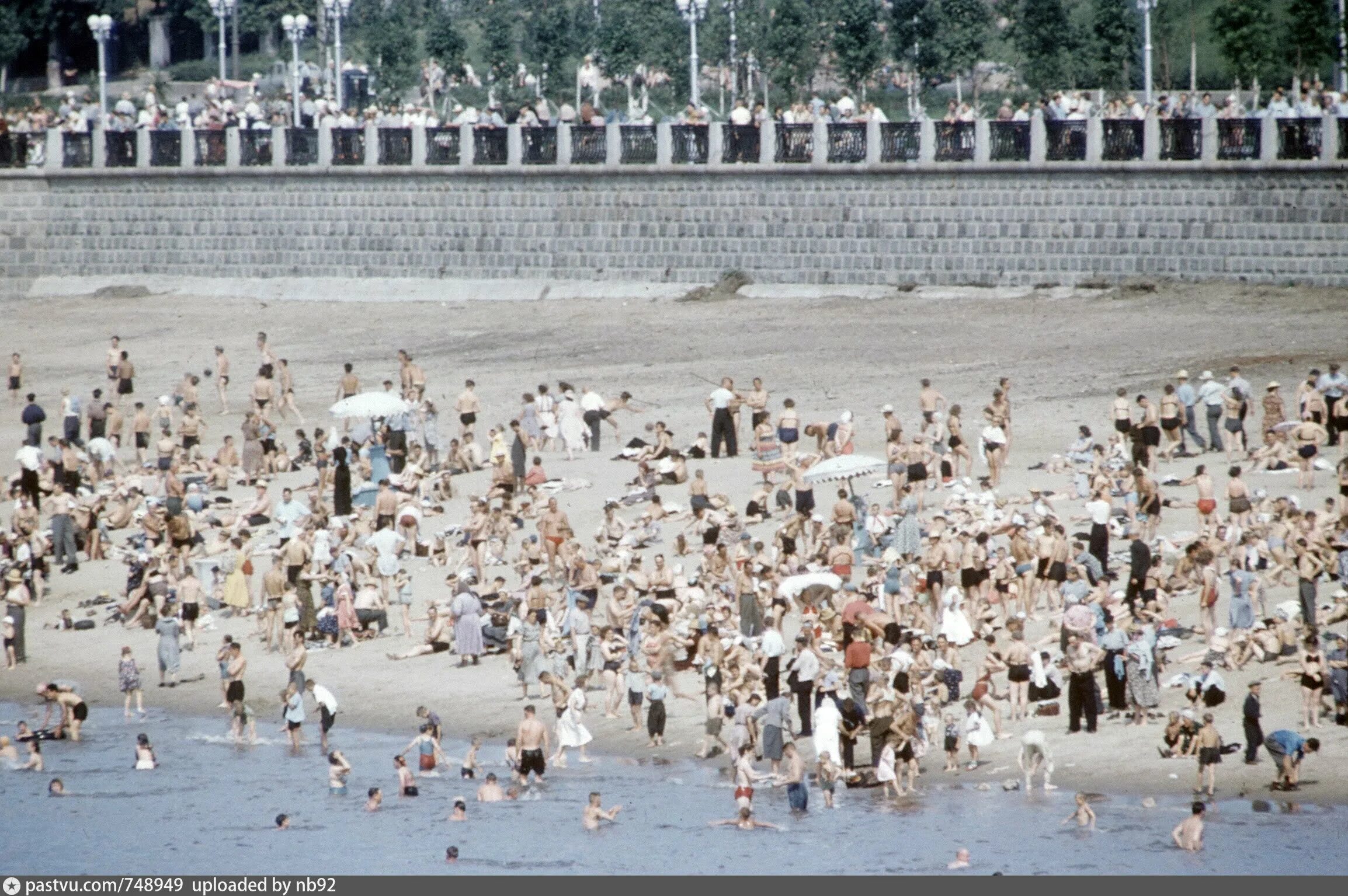 Куйбышев пляж 1953. Городской пляж Астрахань СССР. Пляжи СССР В фотографиях. Пляж Куйбышев. 1958 год россия