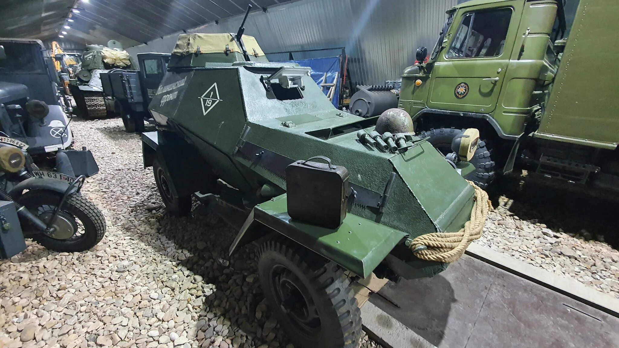 8 мая, Селигер, частный музей бронетехники времен ВОВ - Lada Гранта, 1,6 л, 2012