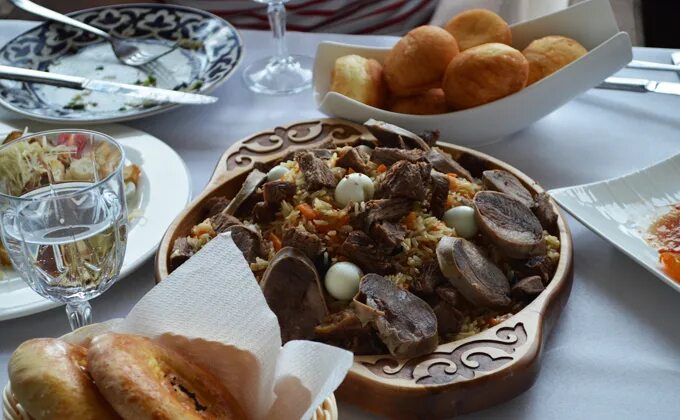 Бешбармак казахский дастархан. Казахский дастархан. Казахская кухня эстетика. Казахская национальная кухня бешбармак. Наурыз казахстан дастархан.