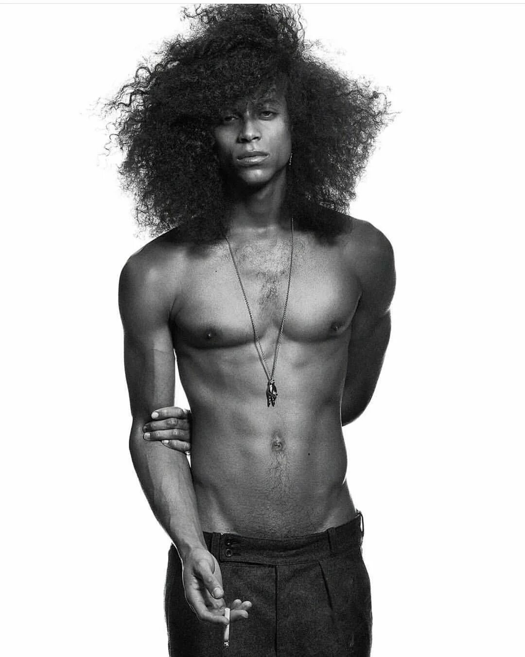 Чернокожие модели мужчины. Афроамериканские модели мужчины. Афроамериканец с длинными волосами. Красивые афроамериканцы мужчины.