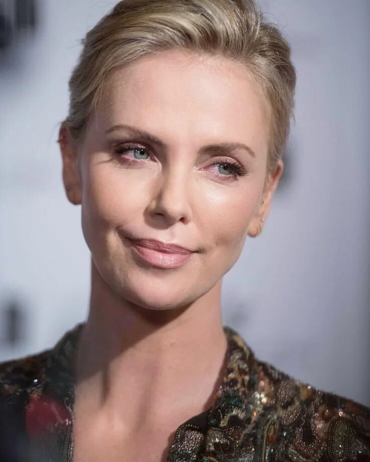 Шарлиз терон charlize theron. Дианна харт. Шарлиз терон средние волосы. Известная американка. Кэмерон диаз блондинка.