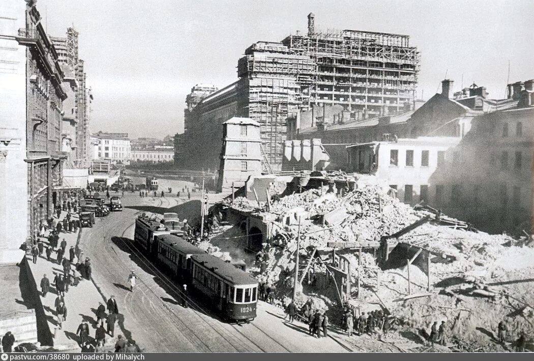 Что было построено в 30 годы. Манежная площадь 1930. гостиница “москва” 1930-е годы. гостиница москва москва в 1935 году. гостиница москва в москве щусев 1933.