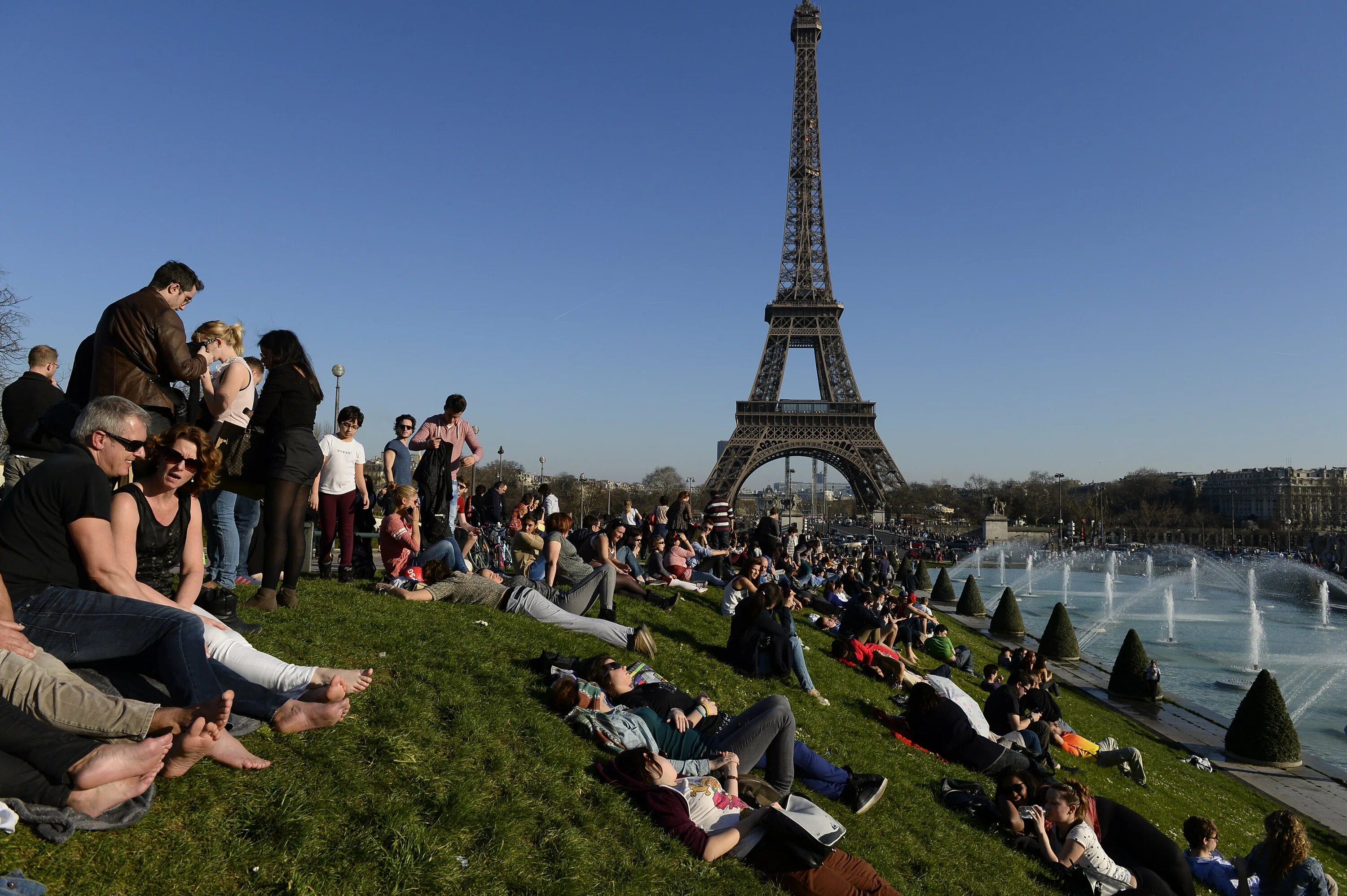 Сколько живет во франции. Париж люди. Туризм во Франции. Туристы в Париже. Население Парижа.