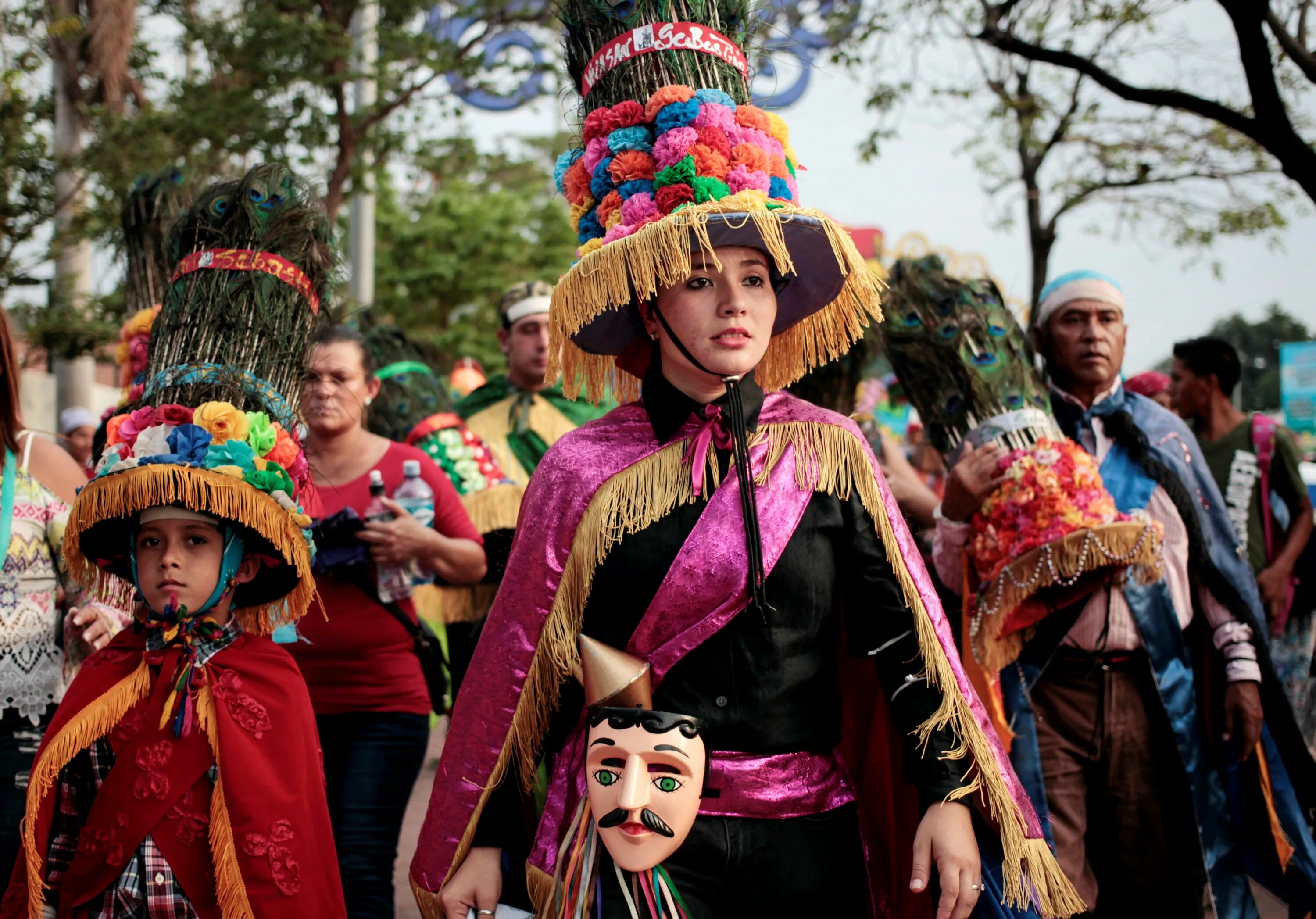 Фиеста патрональ Никарагуа. Никарагуа фестиваль Фиеста патрональ. Национальный праздник Никарагуа. Никарагуа Национальная одежда. Народы населяющие италию