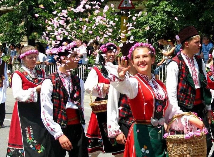 Какой праздник в болгарии. Фестиваль роз в Болгарии. Казанлык Болгария. Праздник Предой в Болгарии. Болгары фестиваль роз.