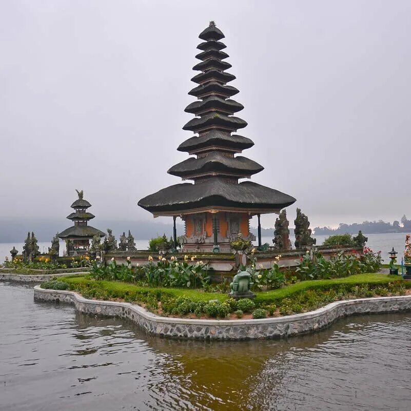 Бали храмы. Водный храм Бали. Дворец храм на Бали Индонезия.. Храм прилив Бали.