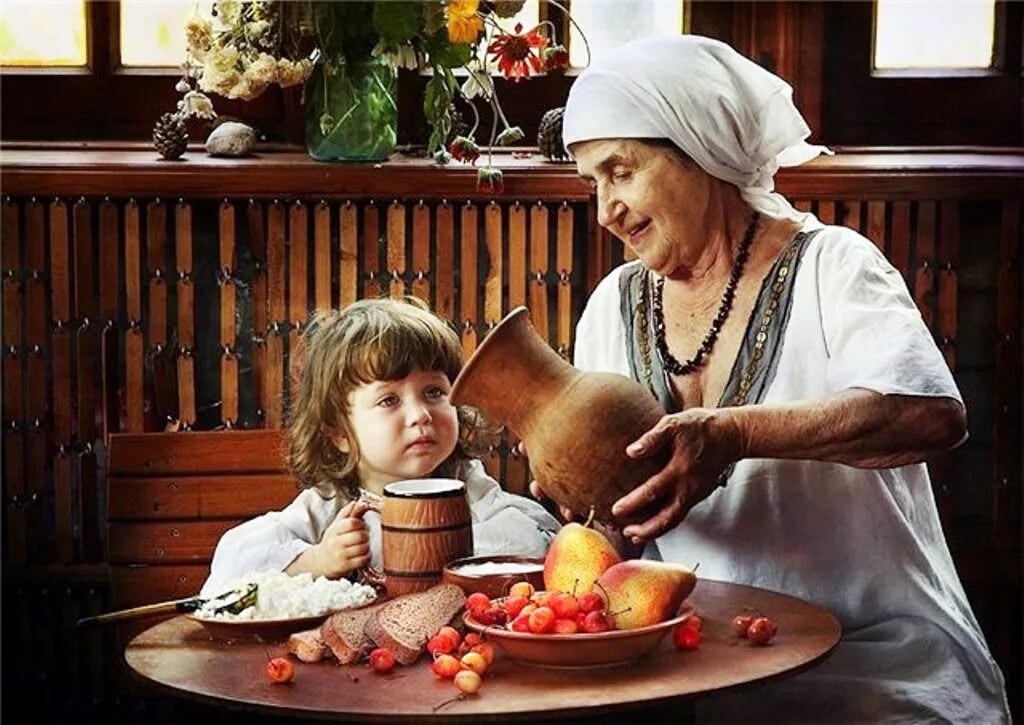 Бабушка с внуками в деревне. Бабушка с пирожками. Бабушка угощает пирогами.