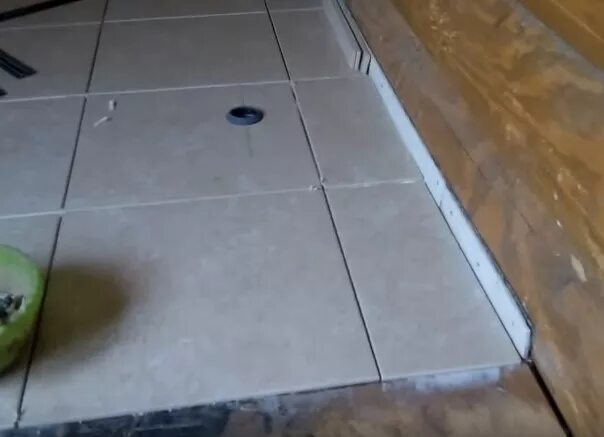 укладка плитки. как выложить плитку на пол. укладка половой плитки. укладка плитки. литокол к47 клей.