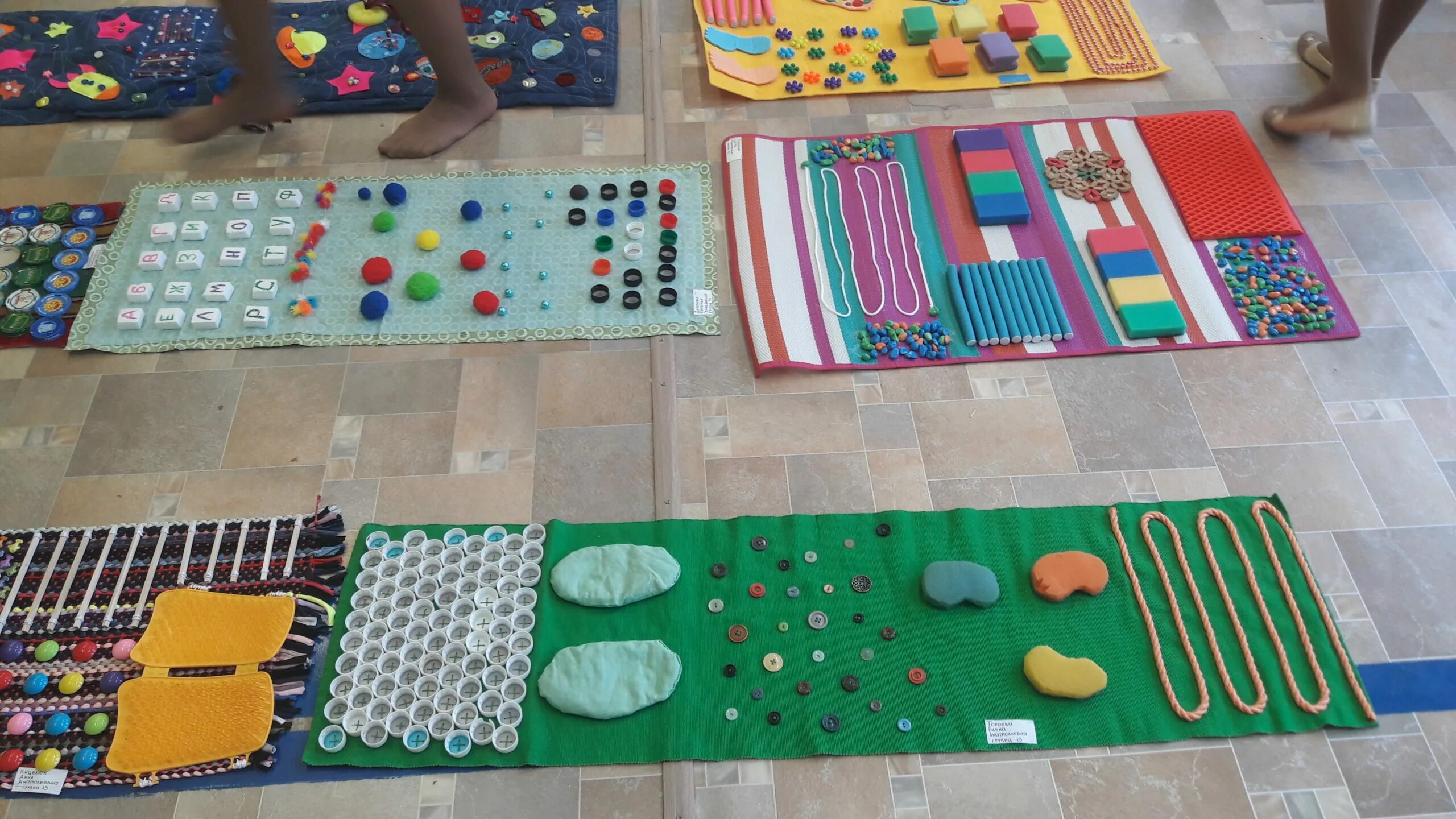 дорожка в детский сад. дорожки на даче. дорожка здоровья в детском саду. массажные дорожки в доу. корригирующие дорожки для детского сада.