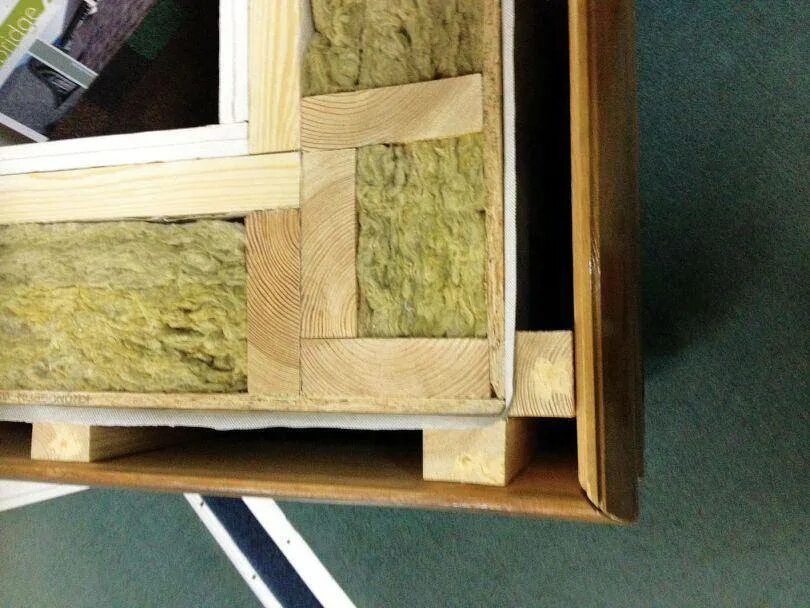 Утепление лома с наружи. Теплоизоляция стен угловой квартиры снаружи. Теплоизоляции стен ванны. Как утеплить угол дома. Промерзает угол в кирпичном доме.