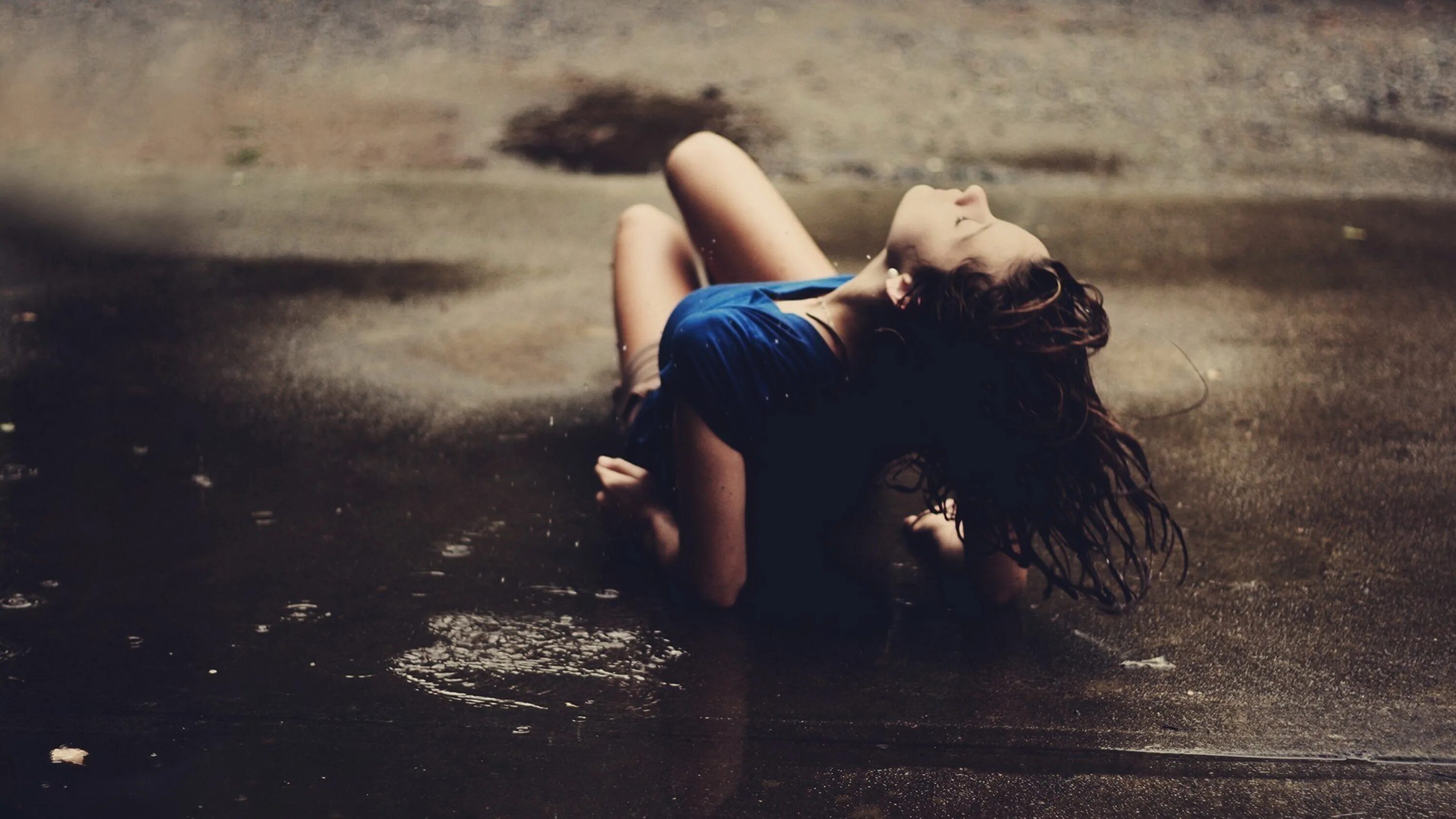 Грустно вздыхая. Грустная девушка. Девушка под дождем. Девушка дождь. Грустная красивая девушка.
