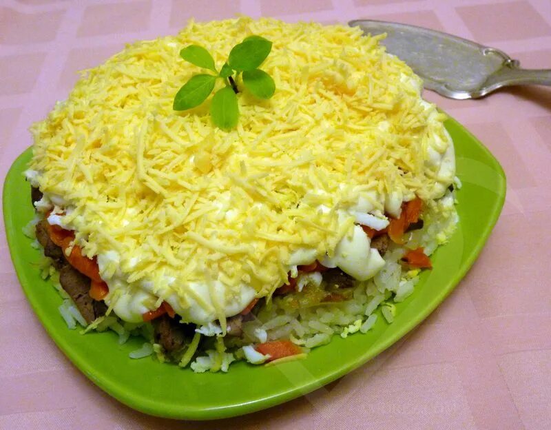 салат с печенью и хурмой. мимоза с печенью трески. салат с куриной печенью и рисом. салат из говяжьей печени с грибами. теплый салат с куриной печенью.