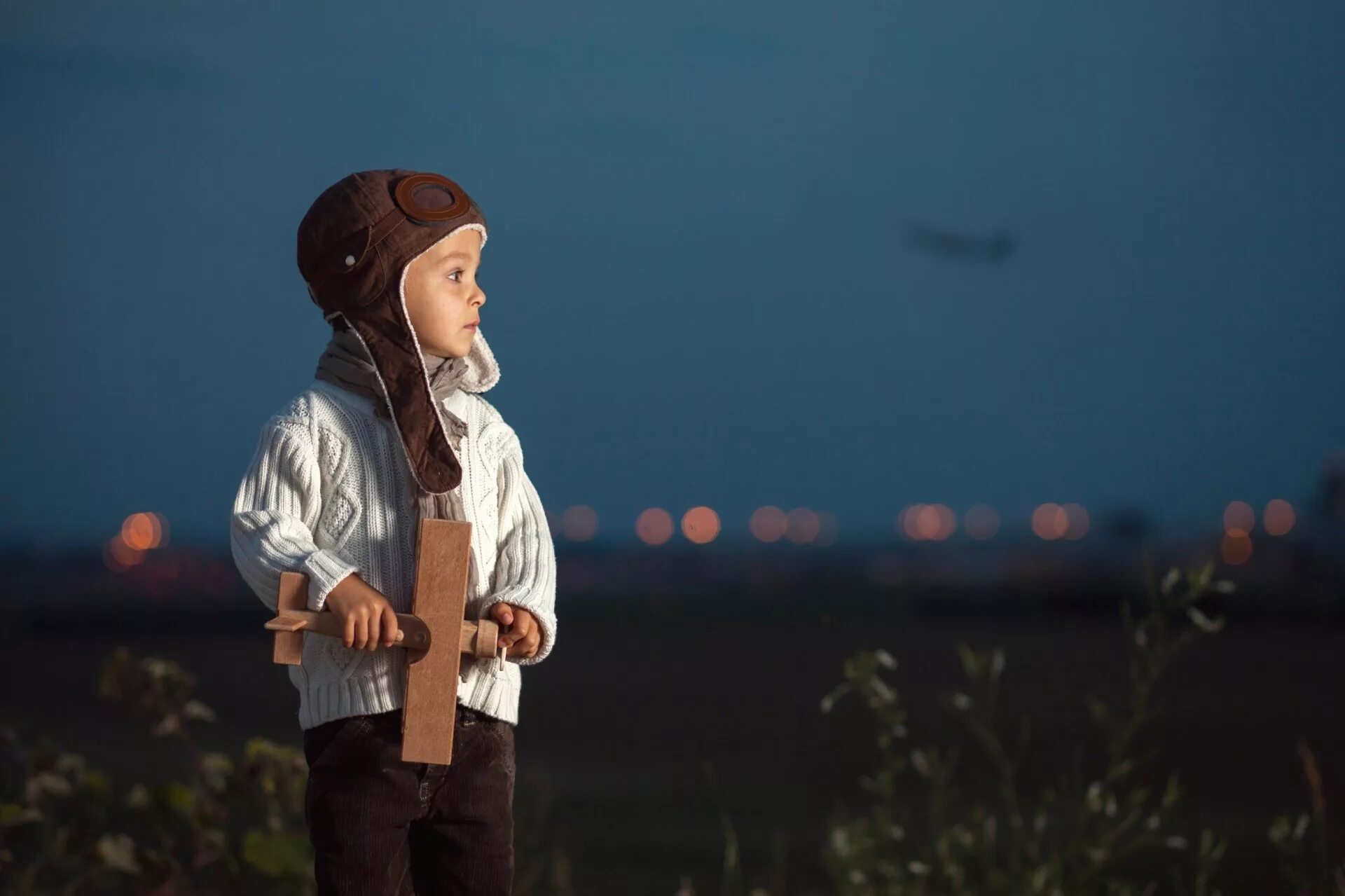 Мальчик мечтал стать летчиком грозовая туча. Мальчик мечтает. Ребенок мечтатель. Мальчик с самолетиком. Детские мечты.