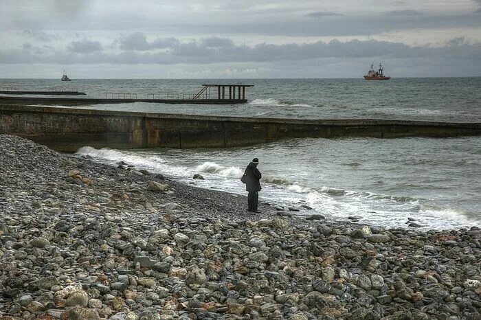 Погода адлере вода. Море в сочи в апреле. адлер в апреле. весна на море в адлере. морской ветер на берегу адлер.