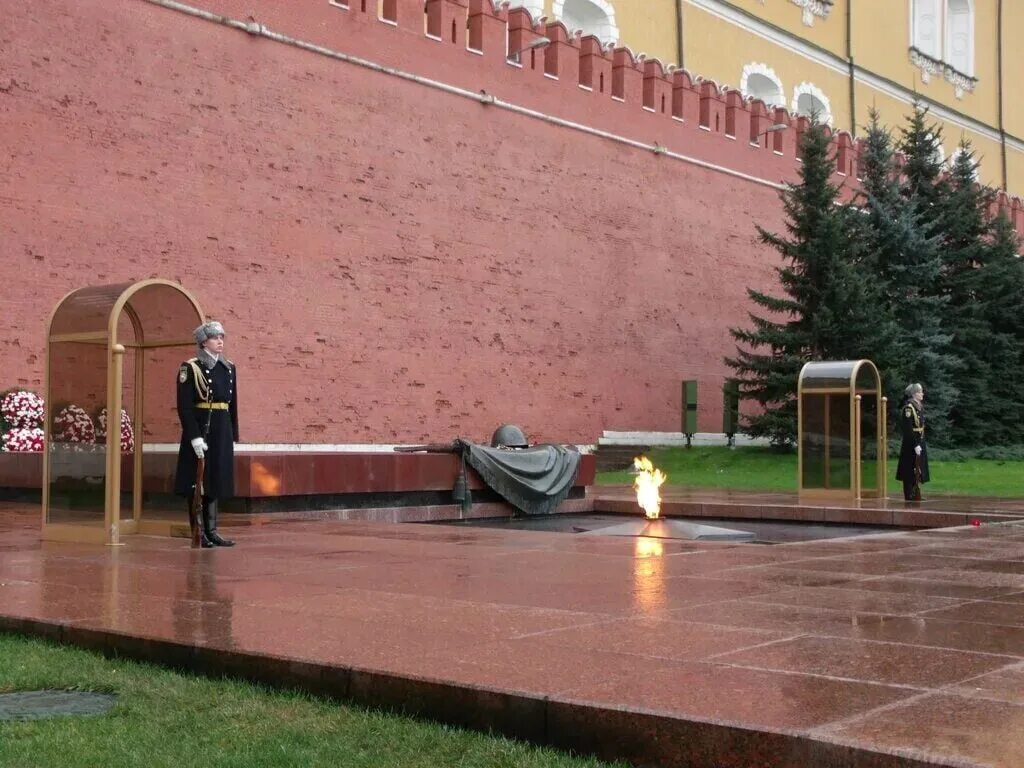 Что находится в могиле неизвестного солдата. Москва вечный огонь могила неизвестного солдата. мемориал неизвестного солдата у кремлевской стены в москве. могила неизвестного солдата на красной площади в москве. мемориал вечный огонь в москве.