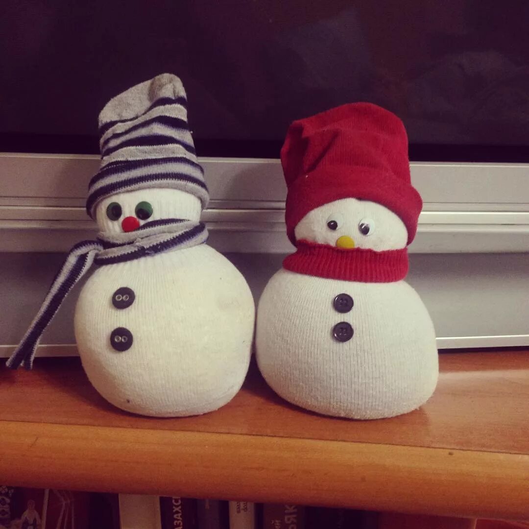 Поделка снеговик. Снеговик из носка. Снеговики из носков. Сгюнеговички из носков. Снеговички из носочков.