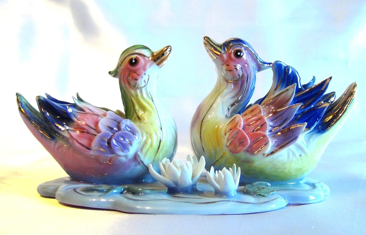 Утка мандаринка самец. Утки мандаринки пара фен шуй. 2 утки мандаринки. Самец утки мандаринки. Уточки мандаринки талисман.