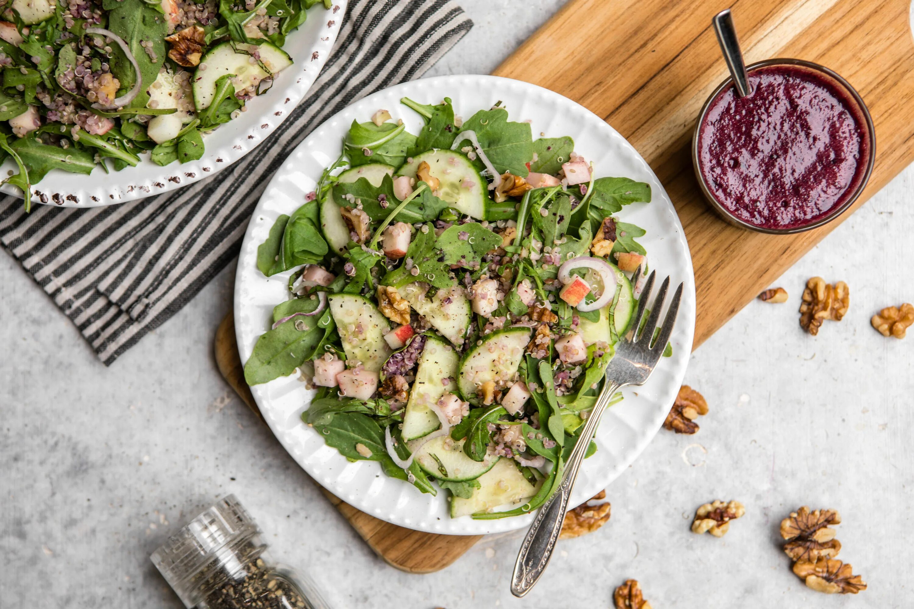 Салат с курицей от ивлева. Quinoa Arugula Salad. Салат Джейми Оливер с киноа. Салат с киноа и яйцом. Салат с киноа и овощами.