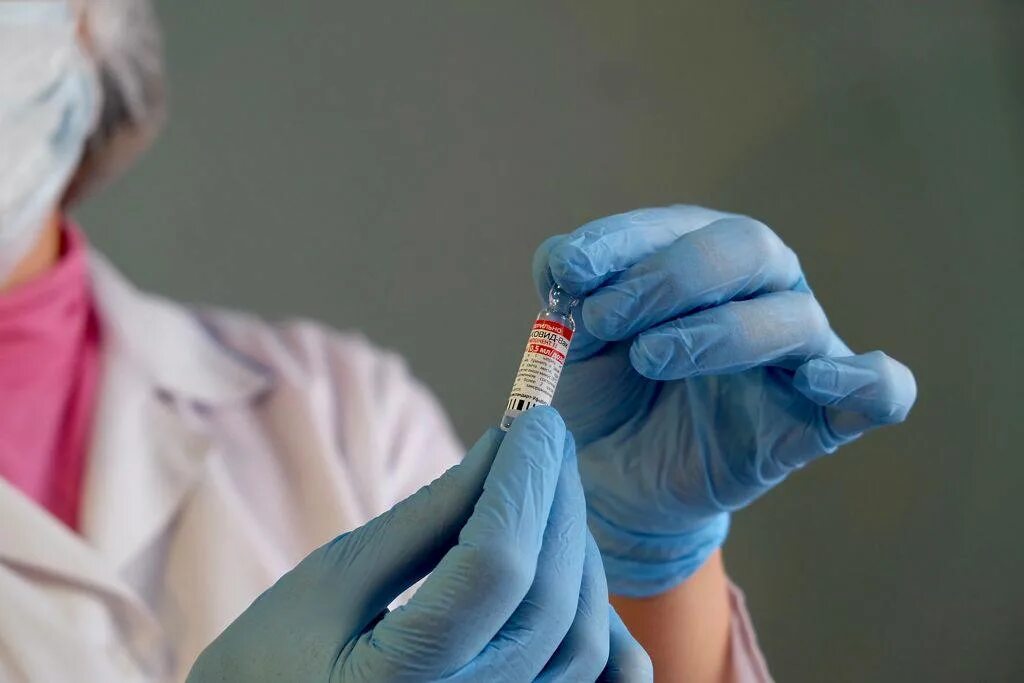 Вакцина 100. Вакцинация Новосибирская область. Вакцина от ВИЧ выход на рынок. Коронавирус лупа фото. Фото аируса коронавирус.