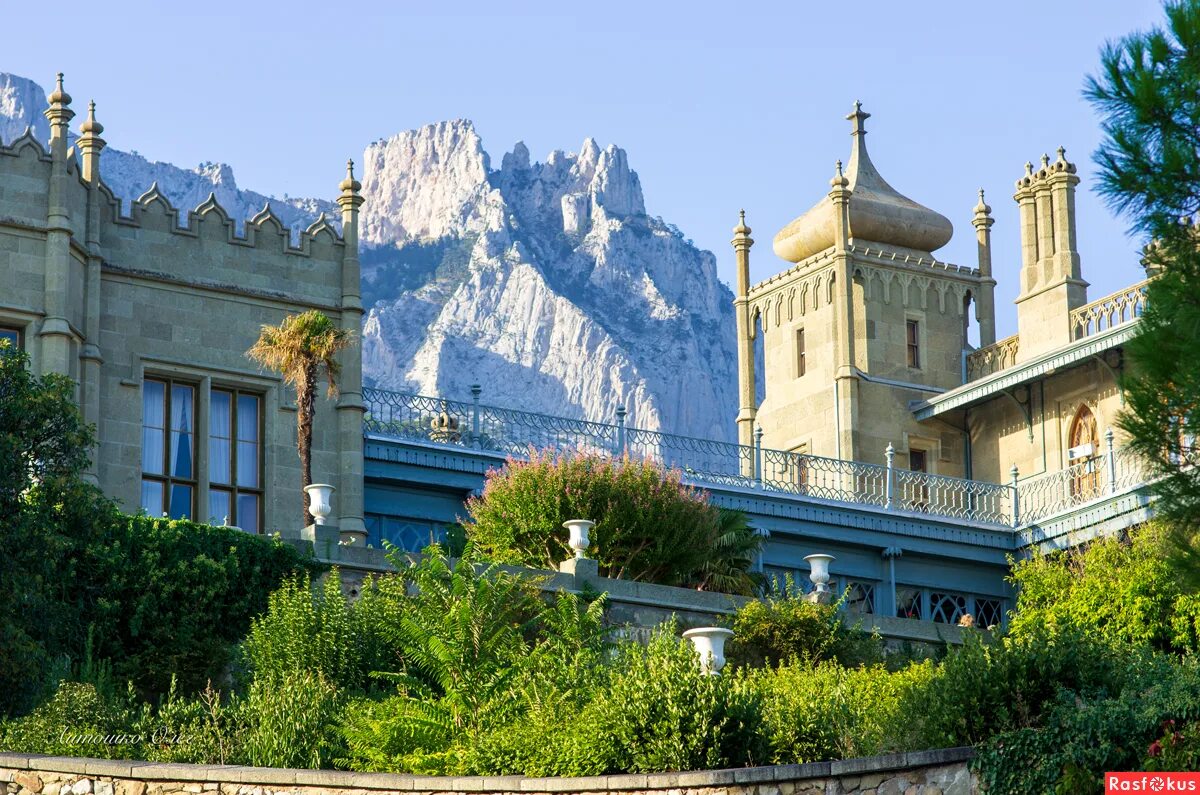 Алупка это. Воронцовский дворец ай Петри. Воронцовский дворец в Алупке. Алупкинский дворец Крым и ай Петри. Воронцовский дворец (г. Алупка).