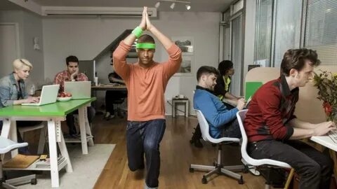 Проводить много времени на работе