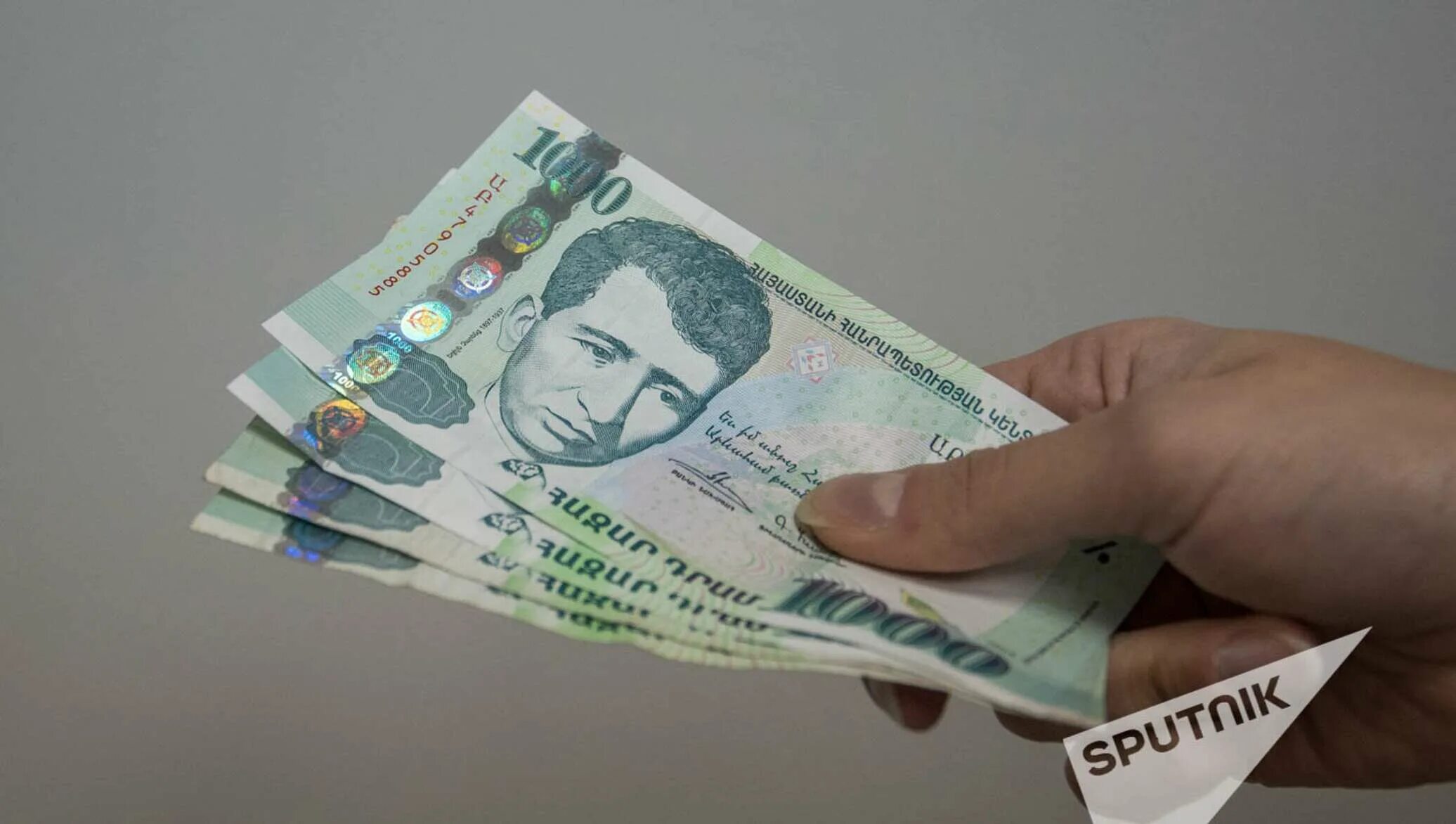 Рубли в доллары армении. Драмы валюта. Деньги Армении в руках. Деньги Армении купюры. Армянские драмы купюры.
