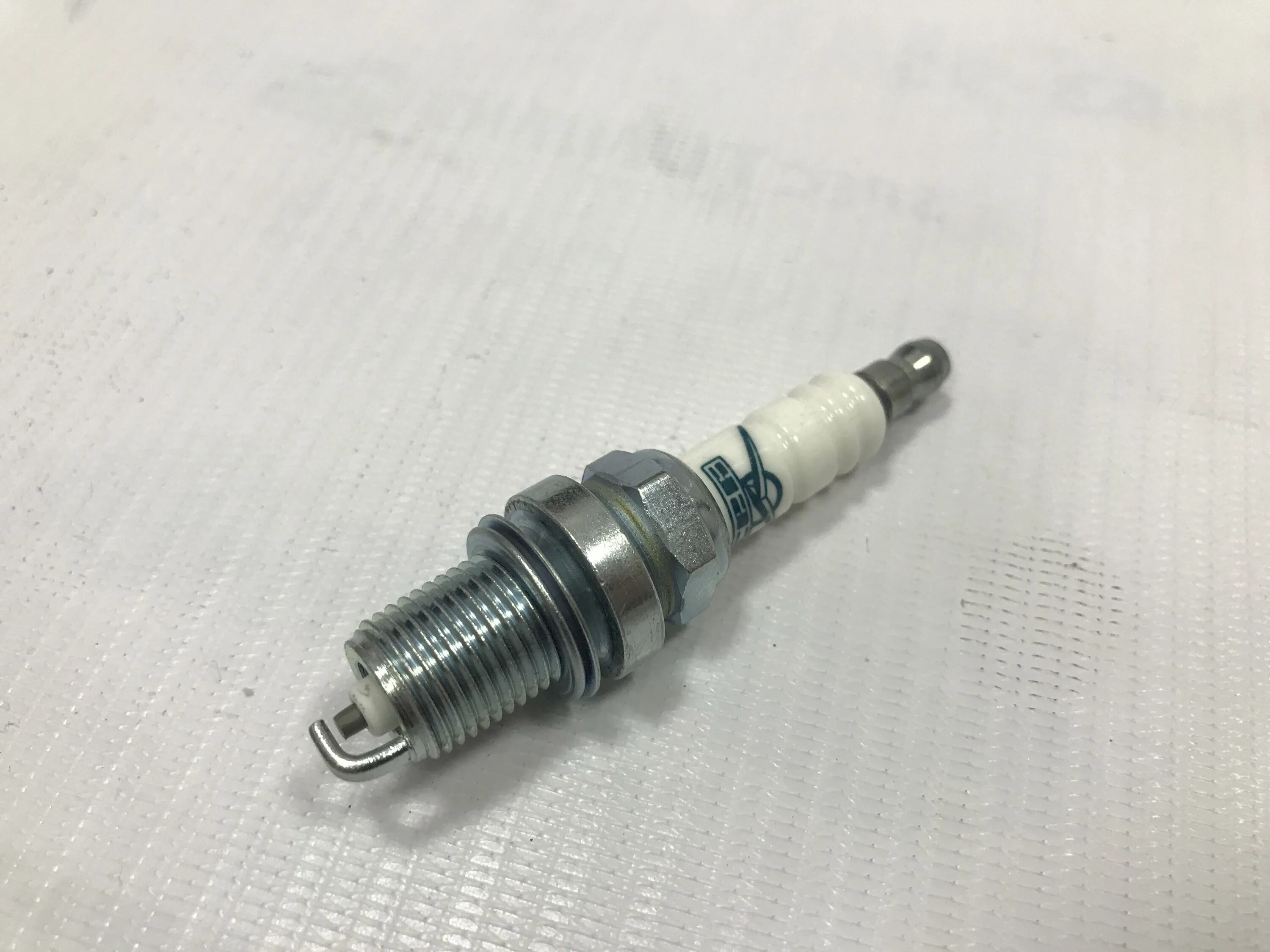 Свечи уаз патриот bosch ау14дврм. Свечи зажигания уаз 4211. Свеча зажигания sino spark plug l6. Свеча fr7hc bosch 242236565. Свечизажтгания уаз патриот.